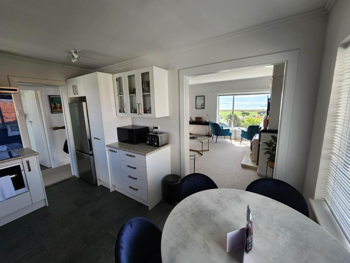 Art Deco Beauty On The Bay Hill Apartment Timaru Bagian luar foto